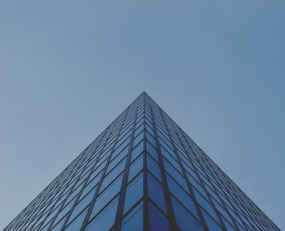 建筑摄影的蓝色玻璃建筑
